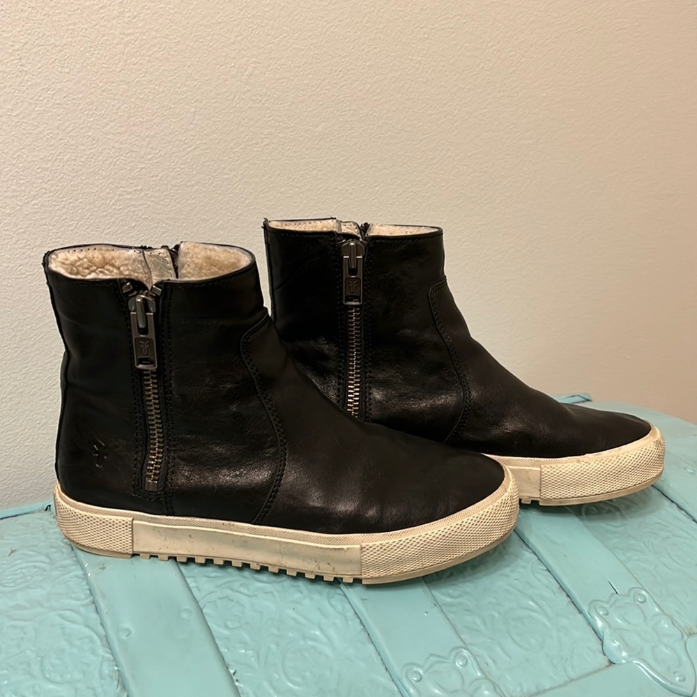 Frye Gia Lug black leather fur lining